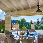 Spacious 4-bedroom With Private Pool And Stunning Sunset Views, 3 Minutes From The Afionas