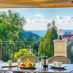 Spacious 4-bedroom With Private Pool And Stunning Sunset Views, 3 Minutes From The Afionas