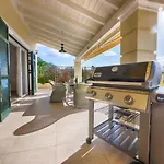 Villa Spacious 4-bedroom With Private Pool And Stunning Sunset Views, 3 Minutes From The