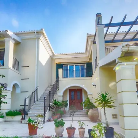 Spacious 4-bedroom With Private Pool And Stunning Sunset Views, 3 Minutes From The Afionas