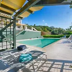 别墅 Spacious 4-bedroom With Private Pool And Stunning Sunset Views, 3 Minutes From The *