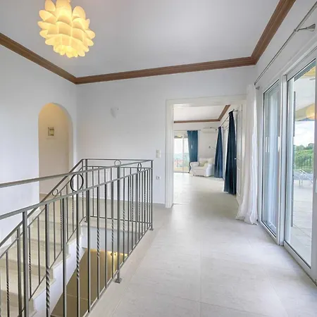 Spacious 4-bedroom With Private Pool And Stunning Sunset Views, 3 Minutes From The