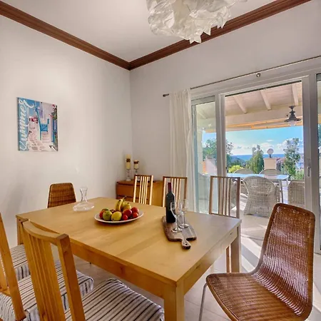 Spacious 4-bedroom With Private Pool And Stunning Sunset Views, 3 Minutes From The *