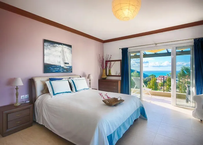 Spacious 4-bedroom With Private Pool And Stunning Sunset Views, 3 Minutes From The *