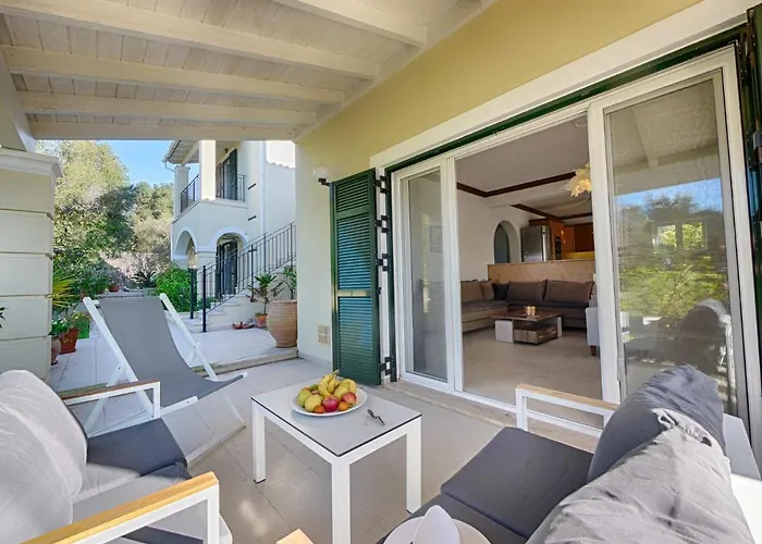 Spacious 4-bedroom With Private Pool And Stunning Sunset Views, 3 Minutes From The