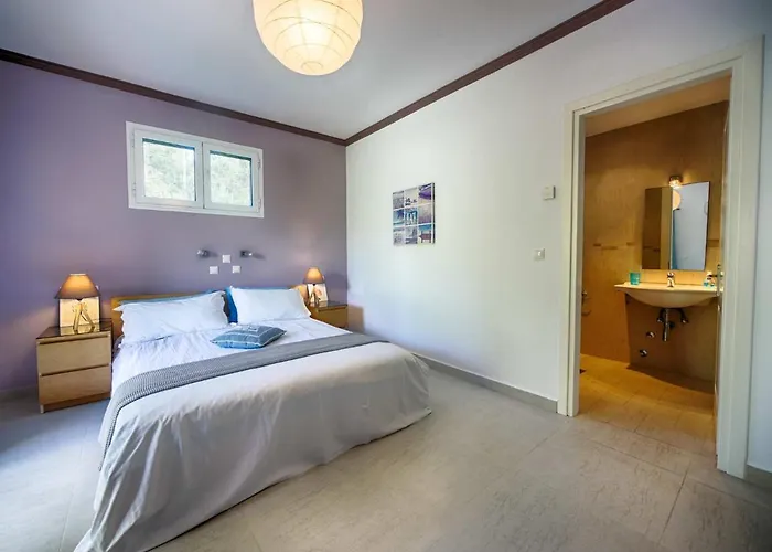 Spacious 4-bedroom With Private Pool And Stunning Sunset Views, 3 Minutes From The *