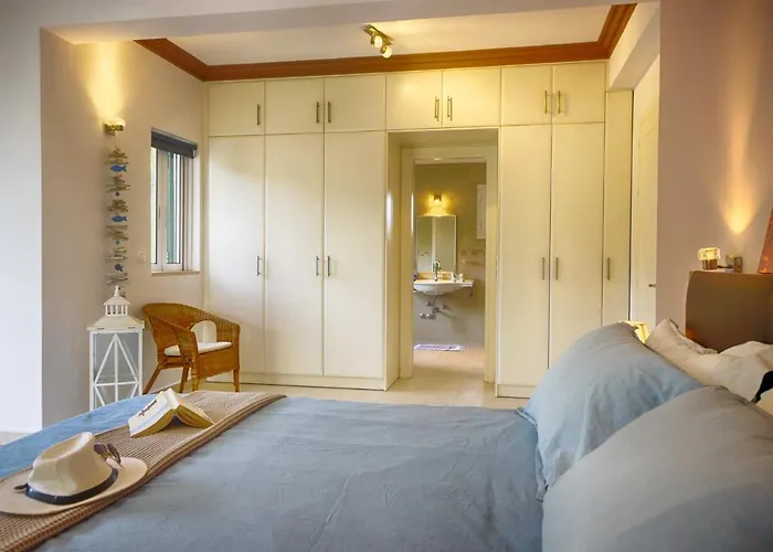 Spacious 4-bedroom With Private Pool And Stunning Sunset Views, 3 Minutes From The *