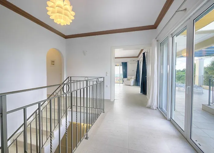 Spacious 4-bedroom With Private Pool And Stunning Sunset Views, 3 Minutes From The