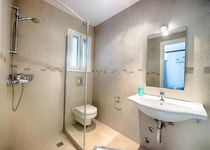 Spacious 4-bedroom With Private Pool And Stunning Sunset Views, 3 Minutes From The *