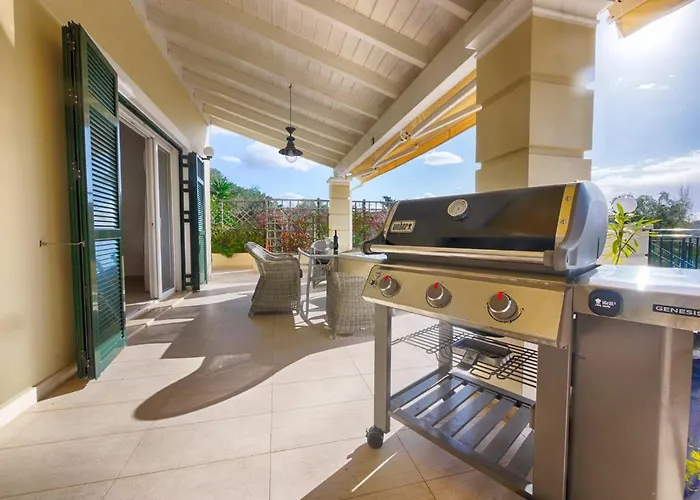 Willa Spacious 4-bedroom With Private Pool And Stunning Sunset Views, 3 Minutes From The