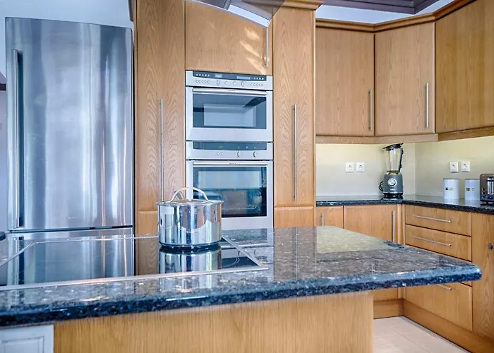Spacious 4-bedroom With Private Pool And Stunning Sunset Views, 3 Minutes From The *