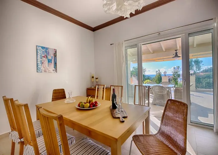 Spacious 4-bedroom With Private Pool And Stunning Sunset Views, 3 Minutes From The *