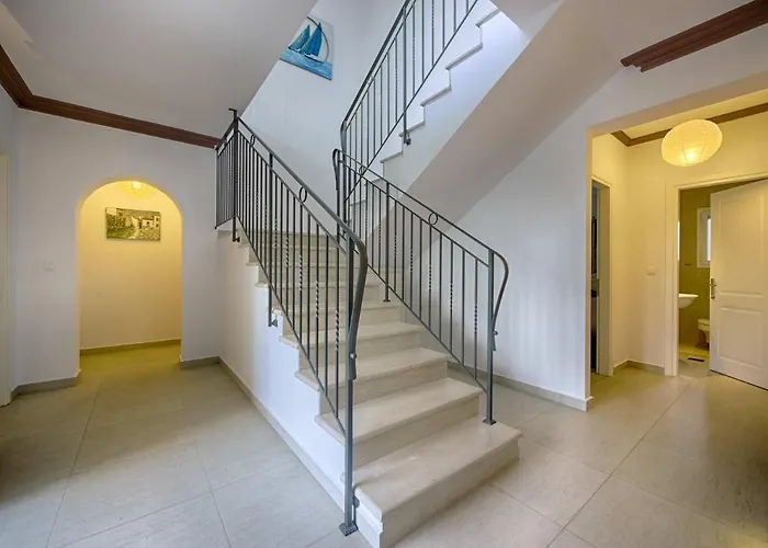 Spacious 4-bedroom With Private Pool And Stunning Sunset Views, 3 Minutes From The Afión