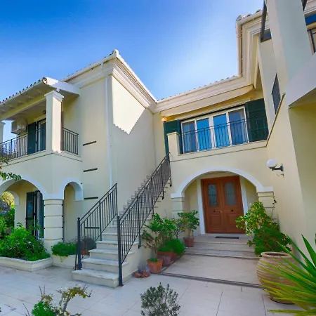 Spacious 4-bedroom With Private Pool And Stunning Sunset Views, 3 Minutes From The *